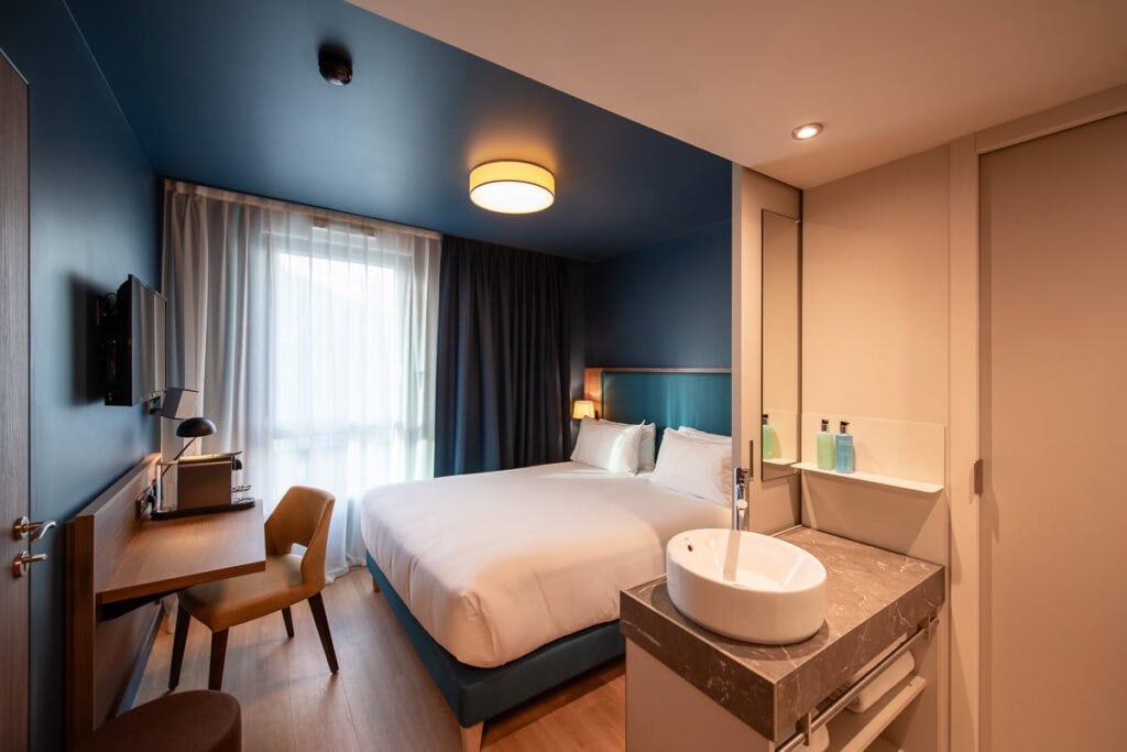 Photo d'une chambre double de l'Hôtel de la Cité à Nantes.