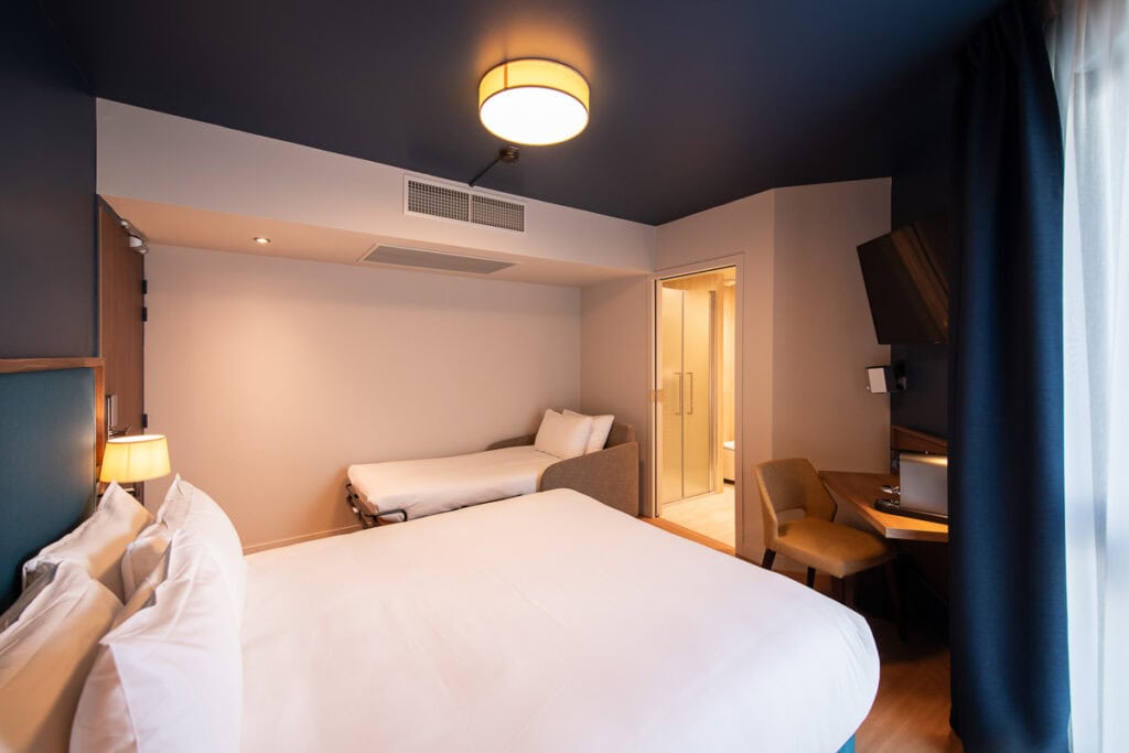 Photo d'une chambre triple de l'Hôtel de la Cité à Nantes.