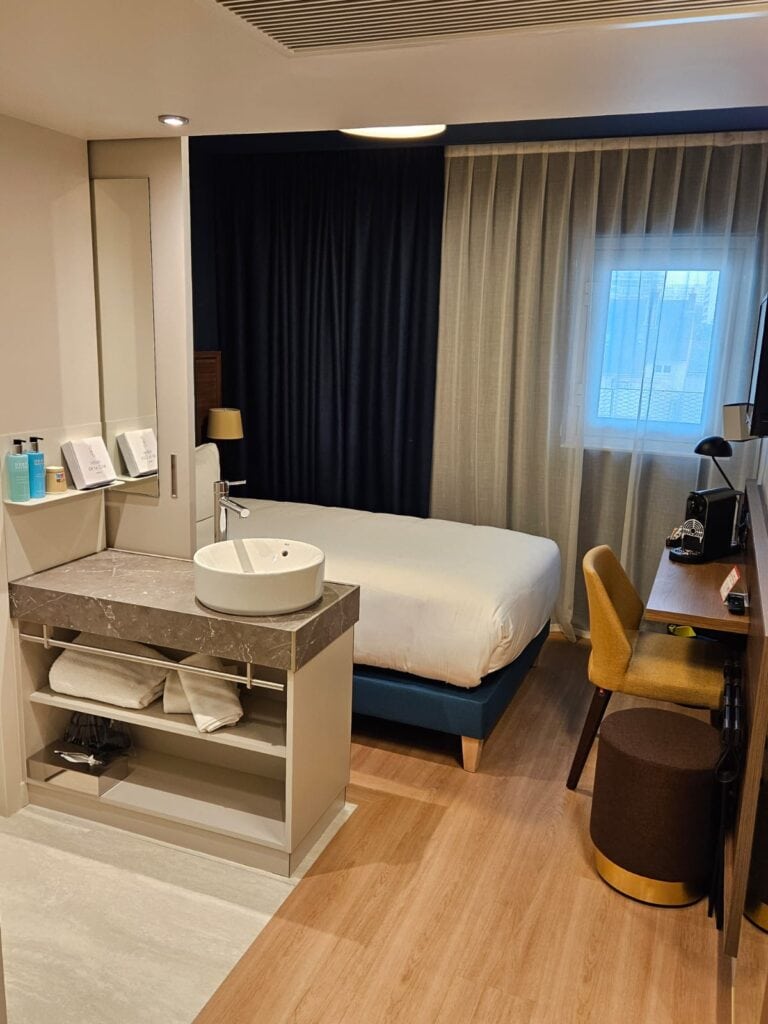 Photo d'une chambre individuelle à l'Hôtel de la Cité à Nantes.