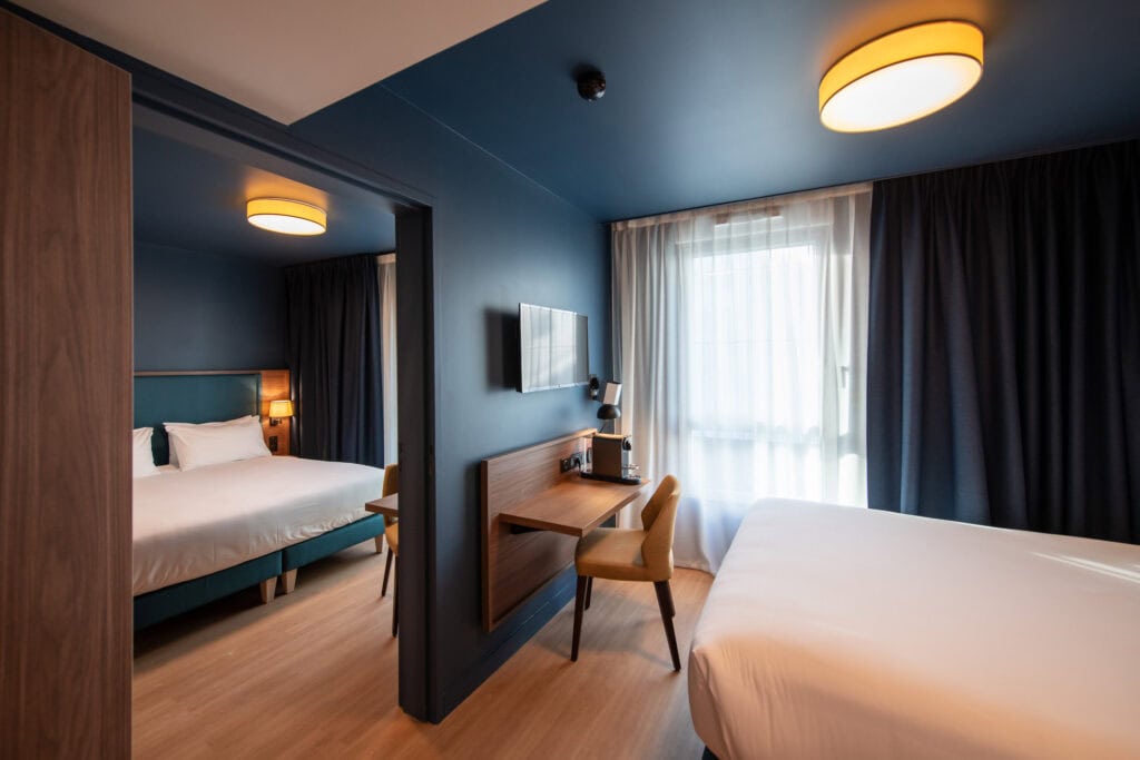 Photo d'une chambre double communicante à l'Hôtel de la Cité à Nantes.