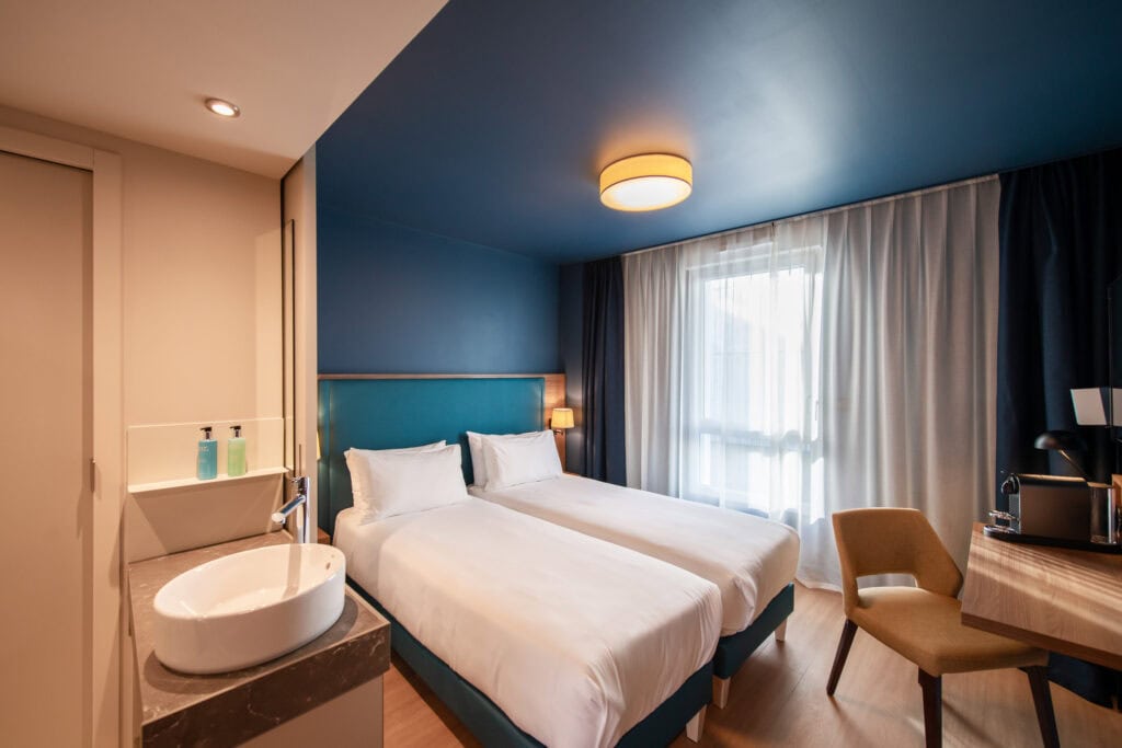 Photo d'une chambre double avec lit jumeaux (Twin) à l'Hôtel de la Cité à Nantes.